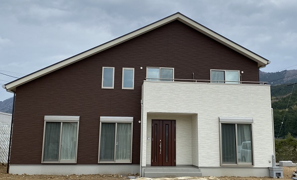 【2世帯住宅】大屋根が綺麗なスカイラインを描く家