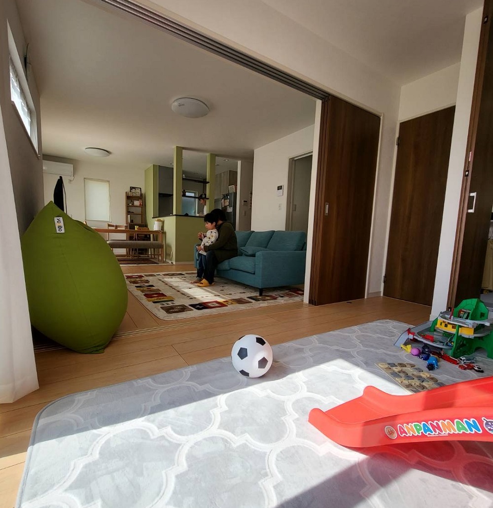 リビングの一角にある洋室は、ライフスタイルによって子どものプレールームや客間としても活用できます。